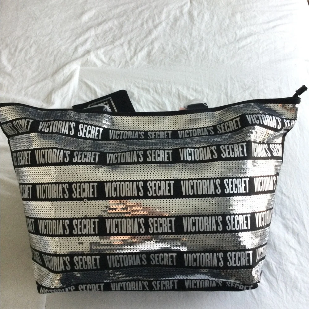 PRICE DROP! NWT Large Victoria's Secret Beach Bag & cosmetic bag - Picture 1 of 12